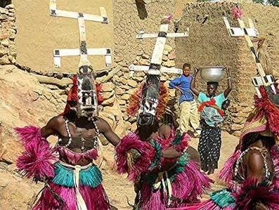 Tnzer der Dogon in Afrika mit
                dem Sirius-Hut [10] - Tanz zu Ehren der Ausserirdische,
                die da einst kamen