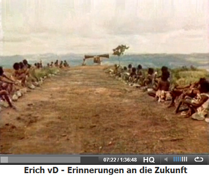 Eingeborene auf einer
                Sdseeinsel spielen "Landung", 1940er Jahre in
                Erinnerung an die "Amis" whrend des Zweiten
                Weltkriegs