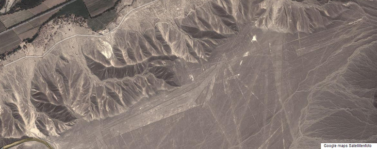 Pisten in der Nasca-Ebene,
                        Satellitenfoto von google maps 02