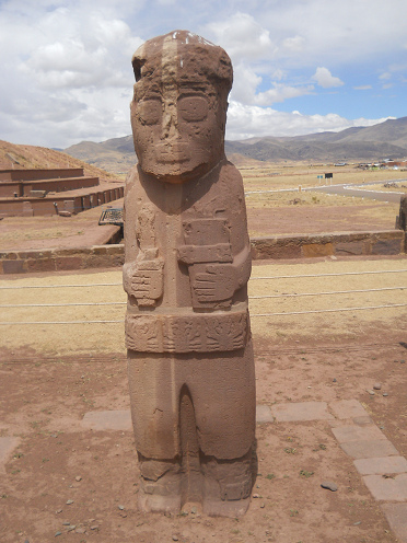 Eine Statue mit einem Ausserirdischen am
                          Tempel Kalasasaya