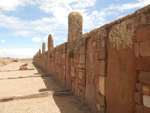 Die Aussenmauer des Tempels Kalasasaya in
                          Tiahuanaco