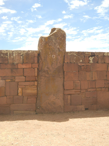 Ein Sandsteinkoloss in der Aussenmauer
                          des Tempels Kalasasaya in Tiahuanaco