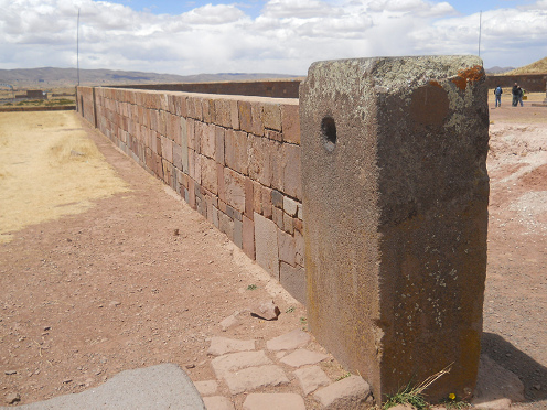 Torstein mit Loch im Tempel von
                          Kalasasaya in Tiahuanaco