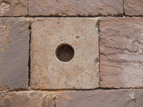 Mauerstein mit Stangenloch im Tempel von
                          Kalasasaya in Tiahuanaco