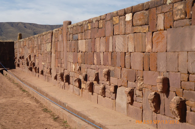 Tempel Kalasasaya, Mauer mit
                150 verschiedene Kpfen