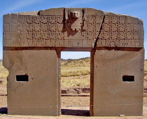 Das Sonnentor in Tiahuanaco mit dem
                        gigantischen Fries mit geflgelten
                        Ausserirdischen