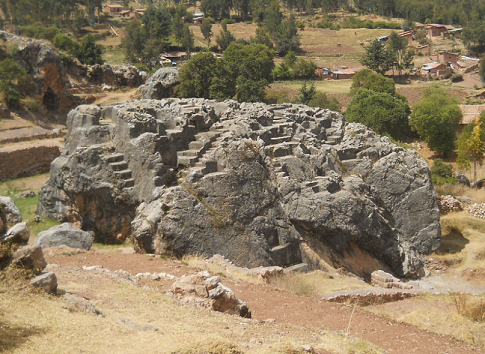 Der Treppenstein "Chinchana
                          grande", ein Findling so gross wie ein
                          vierstckiges Haus, Nahaufnahme