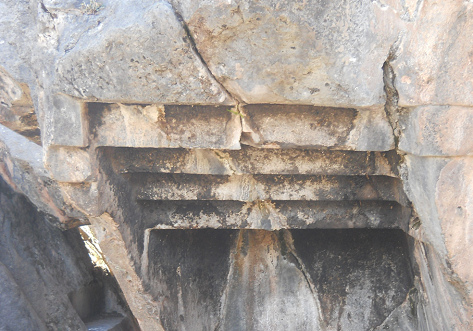 Steinbruch 02, grosser Stein mit einer
                          umgekehrten Treppe, Nahaufnahme