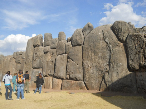 Gigasteine in der Festung Sacsayhuamn bei
                        Cusco mit Grssenvergleich