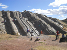 Verglaste Felsoberflche
                                      (Felsverglasung) in Sacsayhuamn
                                      02: als Rutschbahn