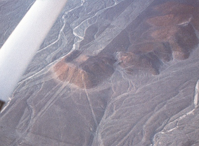 Die
                                        Nasca-Linien in der Ebene gehen
                                        schnurgerade ber Berge