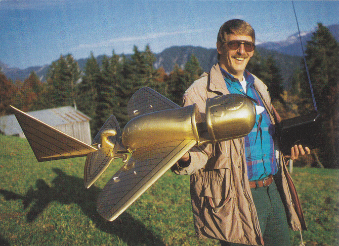 Flugzeug der Vorzeit
                                      aus dem Goldmuseum von Bogota als
                                      Modellflugzeug von Pilot Peter
                                      Belting