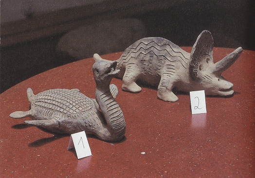 Ica-Museum,
                          Figuren einer Schildkrten-Ente und eines
                          Einhorn-Sauriers