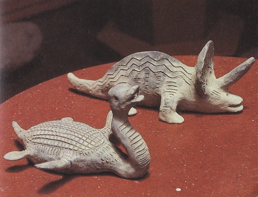 Ica-Museum,
                          Figuren einer Schildkrten-Ente und eines
                          Einhorn-Sauriers, Nahaufnahme