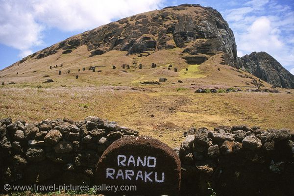 El crter de Rano
                      Raraku es la cantera con estatuas gigantes