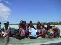 Camino
                      de la escuela en un barco en el atoln de Abaiang