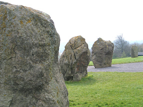 Crculo de piedras en Newgrange (New
              Grange)