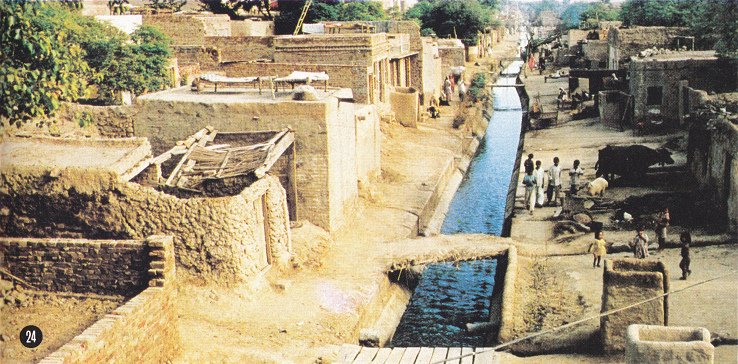 Srinagar 01, las afueras con arroyos
              abiertos de desage