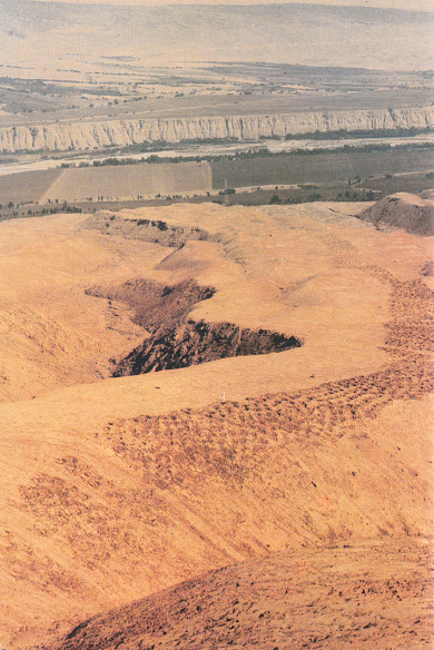 La pista
                      de agujeros (pista de huecos, franja de agujeros)
                      en la regin de Pisco, vista area 01 (p.160-161)