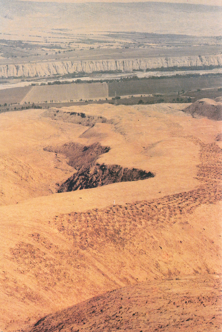 La pista de agujeros (pista de
              huecos, franja de agujeros) en la regin de Pisco, vista
              area 01