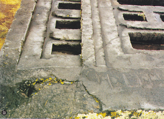 Puma Punku,
              colina con relieve, el "escritorio", foto en
              color