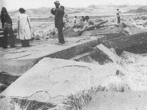 Turistas en el caos de los sillares