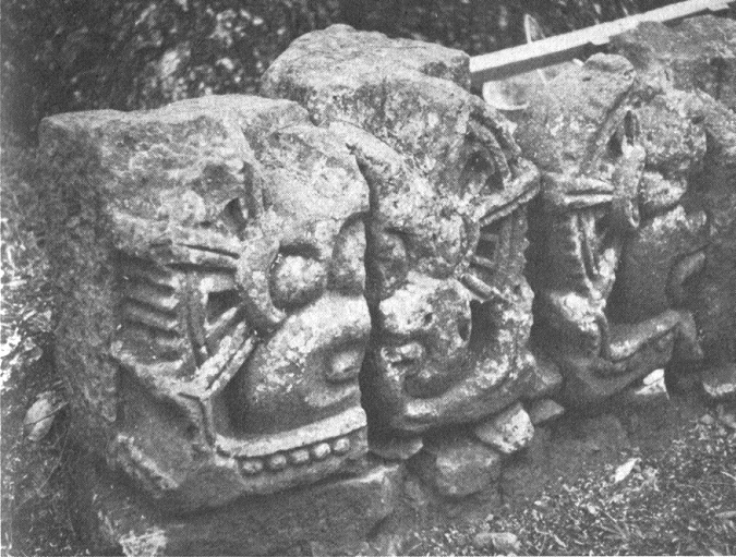 Copn en Honduras,
                      escultura con ruedas dentadas de los mayas