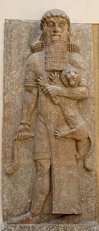 Gilgamesh, un gigante con un len del palacio
                      de Sargon II (fue robada la figura y est en Paris
                      en el Louvre desde decenios)