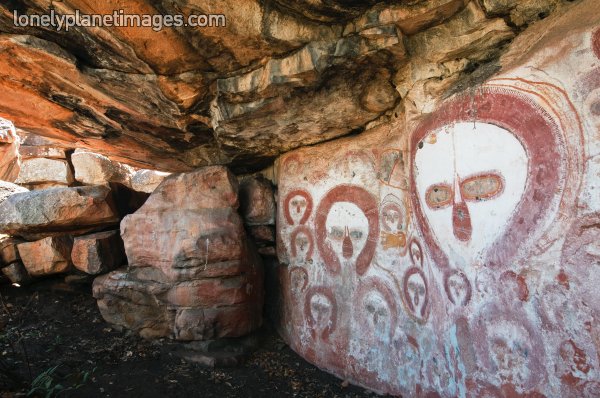 Cabezas de dioses astronautas en cuevas
                          de Kimberley en Australia