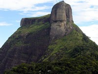 Pedra da Gvea (piedra de Gvea)
                                como esfinge de un dios con cara y gorro
                                eclesistico