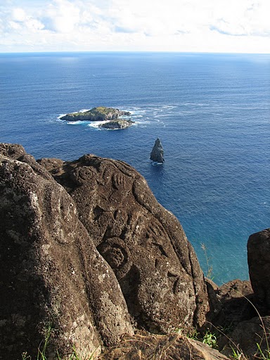 Relieves de dioses voladores de
                                hombres de pjaros en la isla de Pascua