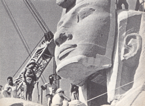 Templo Ramses II,
                          cara transportada con gra al fondo en 1964