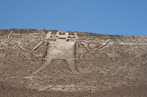 El
                  gigante de 100 metros de altura en el desierto de
                  Tarapac en el cerro Unita en Chile