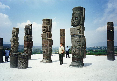 Tula, estatuas gigantes en el techo de la
                  pirmide