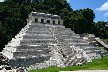 Templo de las inscripciones en
                              Palenque con cmara funeraria