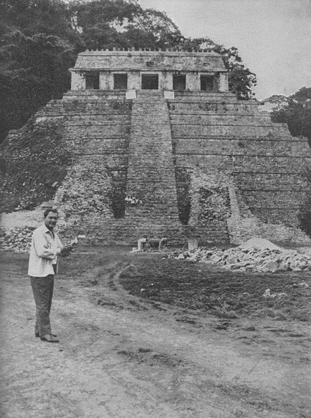 Mxico, Dniken con el templo de
                          inscripciones en Palenque