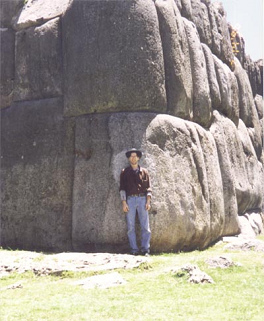 Sacsayhuamn, muro con
                      piedras gigantes con persona