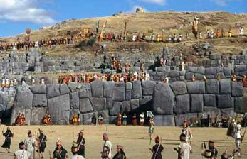 Sacsayhuamn, muro con
                      piedras gigantes con personas