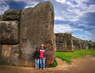 Sacsayhuamn,
                          piedra gigante con personas