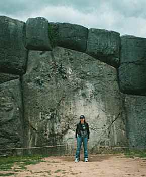 Sacsayhuamn,
                          piedra gigante con persona