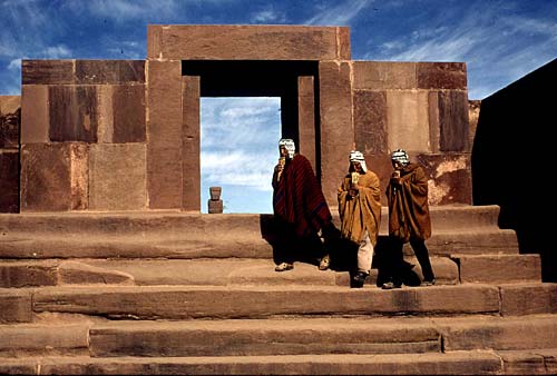 Entrada a la plataforma Kalasaya en
                      Tiahuanaco (Tiwanaku) con msicos bolivianos con
                      zampoas