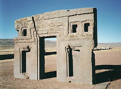 La
                        puerta del sol en Tiahuanaco (Tiwanaku), revs