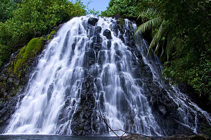 Isla
                        de Pohnpei, catarata