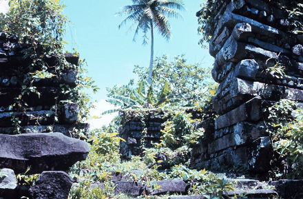 Temuen, fortificacin Nan Madol,
                                muro 04