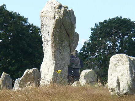 El menhir grande con hileras de menhires,
                        Menec