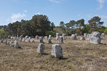 Hileras
                          de menhires en Kerlescan en Bretaa