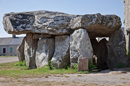 Ejemplo
                          de un dolmen (tumba de piedra) en Crucuno
                          entre Erdeven y Plouharnel en Bretaa