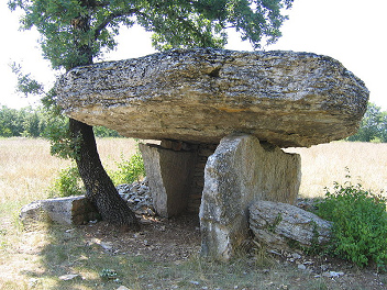 Ejemplo de otro dolmen (tumba de piedra)
                          en Ferrires-Bas en el departamento de Lot en
                          Francia del sur