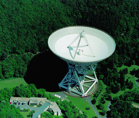 Un observatorio
                        radio, p.e. en Effelsberg cerca de Bonn en
                        Alemania