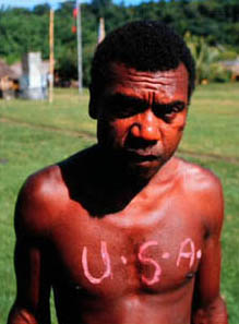 Culto cargo con
                          tatuaje "USA" en la isla Tanna de
                          Vanuatu